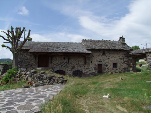 Une maison de ferme avec sa montée de grange