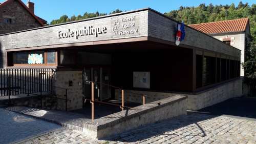 l'entrée de l'école